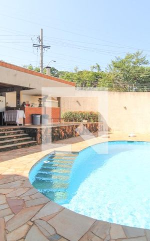 Casa à venda com 550m², 4 quartos e 5 vagas Casa à venda com 550m², 4 quartos e 5 vagasÁrea comum