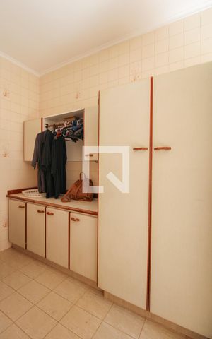 Casa à venda com 550m², 4 quartos e 5 vagas Casa à venda com 550m², 4 quartos e 5 vagasÁrea de Serviço