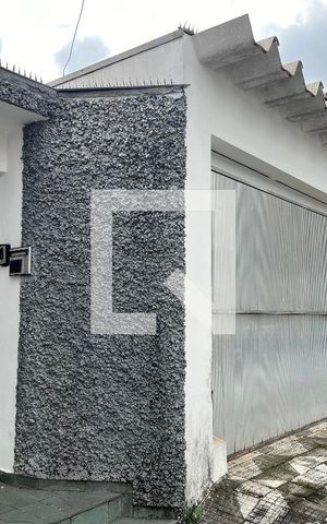 Casa à venda com 330m², 5 quartos e 3 vagas Casa à venda com 330m², 5 quartos e 3 vagasFachada
