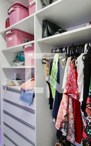 Apartamento para alugar com 80m², 1 quarto e 2 vagas Apartamento para alugar com 80m², 1 quarto e 2 vagasCloset da suíte