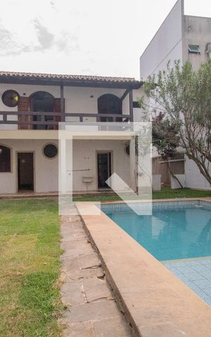 Casa à venda com 500m², 4 quartos e 6 vagas Casa à venda com 500m², 4 quartos e 6 vagasPiscina