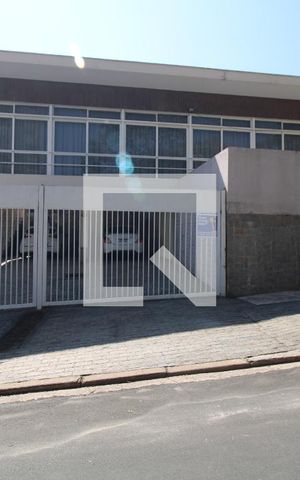 Casa à venda com 350m², 3 quartos e 4 vagas Casa à venda com 350m², 3 quartos e 4 vagasFachada
