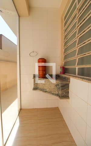 Casa à venda com 350m², 3 quartos e 4 vagas Casa à venda com 350m², 3 quartos e 4 vagasCozinha