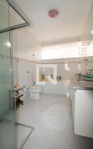 Casa à venda com 350m², 3 quartos e 4 vagas Casa à venda com 350m², 3 quartos e 4 vagasBanheiro
