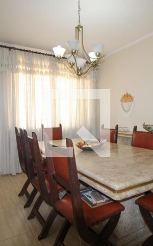 Casa à venda com 350m², 3 quartos e 4 vagas Casa à venda com 350m², 3 quartos e 4 vagasSala