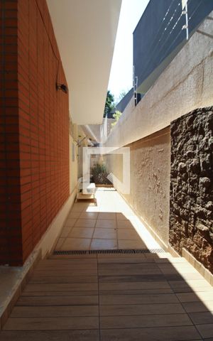 Casa à venda com 350m², 3 quartos e 4 vagas Casa à venda com 350m², 3 quartos e 4 vagasÁrea externa