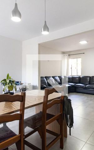 Casa à venda com 225m², 3 quartos e 2 vagas Casa à venda com 225m², 3 quartos e 2 vagasSala