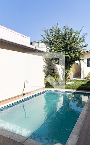 Casa à venda com 225m², 3 quartos e 2 vagas Casa à venda com 225m², 3 quartos e 2 vagasPiscina