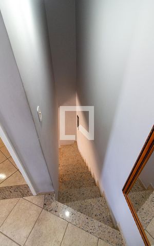 Casa à venda com 100m², 2 quartos e 1 vaga Casa à venda com 100m², 2 quartos e 1 vagaEscada