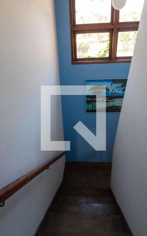 Casa para alugar com 344m², 4 quartos e 4 vagasEscada