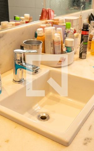 Apartamento à venda com 195m², 3 quartos e 1 vaga Apartamento à venda com 195m², 3 quartos e 1 vagaBanheiro da Suíte 2