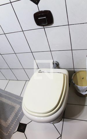 Casa à venda com 340m², 4 quartos e 4 vagas Casa à venda com 340m², 4 quartos e 4 vagasBanheiro