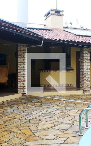 Casa à venda com 340m², 4 quartos e 4 vagas Casa à venda com 340m², 4 quartos e 4 vagasPiscina