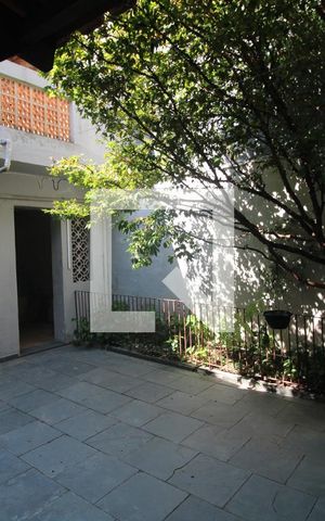 Casa à venda com 165m², 4 quartos e 2 vagasFundos da casa