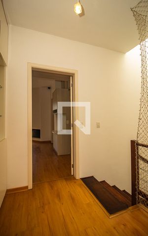 Casa de condomínio à venda com 243m², 4 quartos e 2 vagas Casa de condomínio à venda com 243m², 4 quartos e 2 vagasCorredor
