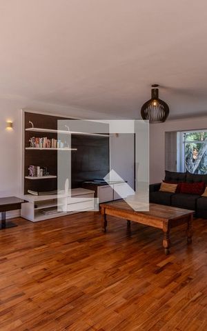 Casa à venda com 600m², 4 quartos e 4 vagas Casa à venda com 600m², 4 quartos e 4 vagasSala