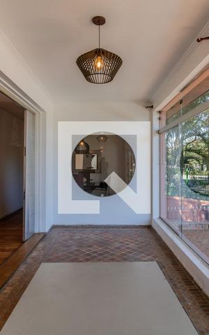 Casa à venda com 600m², 4 quartos e 4 vagas Casa à venda com 600m², 4 quartos e 4 vagasSala