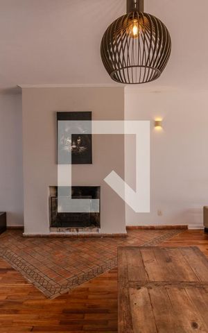 Casa à venda com 600m², 4 quartos e 4 vagas Casa à venda com 600m², 4 quartos e 4 vagasSala