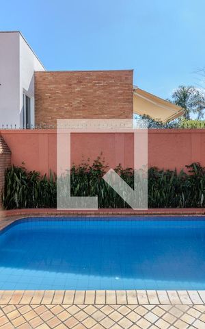 Casa à venda com 600m², 4 quartos e 4 vagas Casa à venda com 600m², 4 quartos e 4 vagasÁrea comum - Piscina