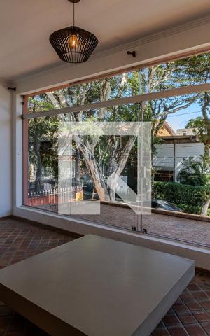 Casa à venda com 600m², 4 quartos e 4 vagas Casa à venda com 600m², 4 quartos e 4 vagasSala