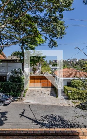 Casa à venda com 600m², 4 quartos e 4 vagas Casa à venda com 600m², 4 quartos e 4 vagasVista Sala