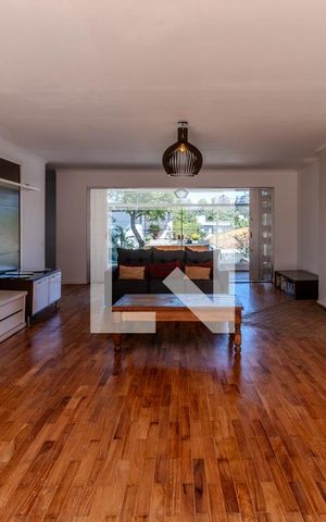 Casa à venda com 600m², 4 quartos e 4 vagas Casa à venda com 600m², 4 quartos e 4 vagasSala