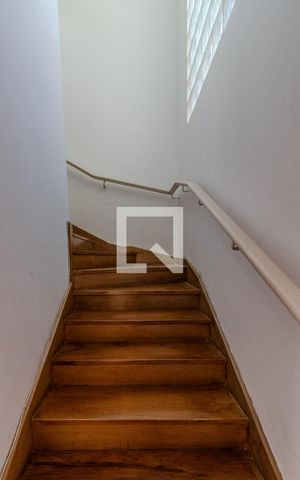 Casa à venda com 600m², 4 quartos e 4 vagas Casa à venda com 600m², 4 quartos e 4 vagasEscada