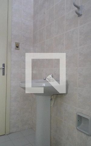 Apartamento à venda com 65m², 2 quartos e sem vaga Apartamento à venda com 65m², 2 quartos e sem vagaBanheiro