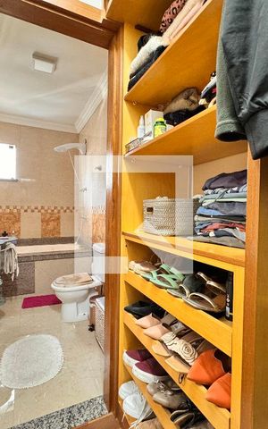 Casa à venda com 239m², 4 quartos e 4 vagasCloset da suíte