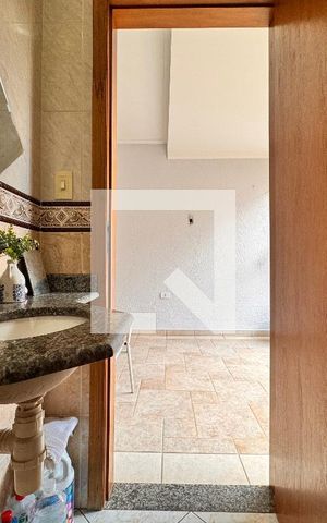 Casa à venda com 239m², 4 quartos e 4 vagasBanheiro de serviço