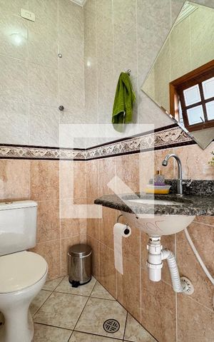 Casa à venda com 239m², 4 quartos e 4 vagasBanheiro de serviço