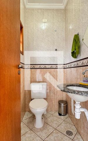 Casa à venda com 239m², 4 quartos e 4 vagasBanheiro de serviço