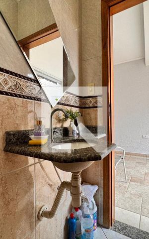 Casa à venda com 239m², 4 quartos e 4 vagasBanheiro de serviço