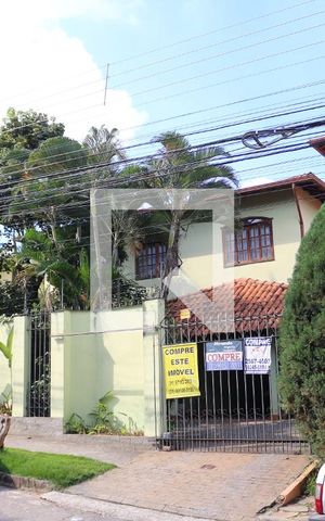 Casa à venda com 320m², 4 quartos e 4 vagasFachada