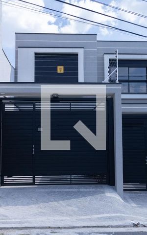 Casa à venda com 130m², 4 quartos e 2 vagas Casa à venda com 130m², 4 quartos e 2 vagasFachada