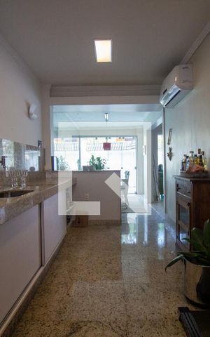 Casa de condomínio à venda com 200m², 4 quartos e 2 vagas Casa de condomínio à venda com 200m², 4 quartos e 2 vagasÁrea Gourmet