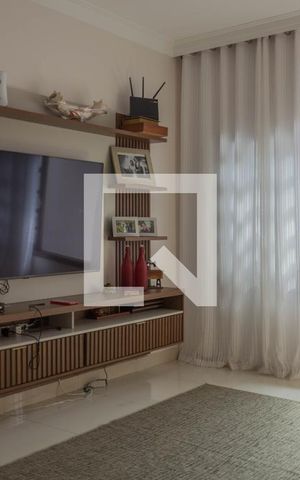 Casa à venda com 236m², 4 quartos e 2 vagas Casa à venda com 236m², 4 quartos e 2 vagasSala