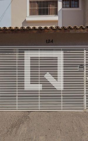 Casa à venda com 236m², 4 quartos e 2 vagas Casa à venda com 236m², 4 quartos e 2 vagasFachada