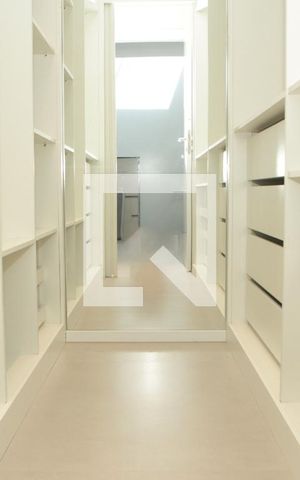 Casa de condomínio para alugar com 208m², 3 quartos e 2 vagascloset