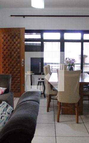 Casa à venda com 250m², 3 quartos e 2 vagasSala