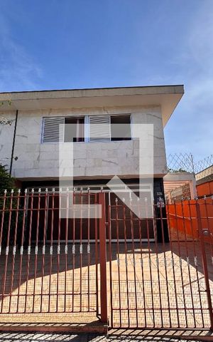 Casa para alugar com 285m², 6 quartos e 4 vagas Casa para alugar com 285m², 6 quartos e 4 vagasFachada