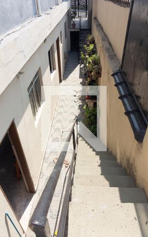 Casa à venda com 125m², 4 quartos e 2 vagas Casa à venda com 125m², 4 quartos e 2 vagasEscada
