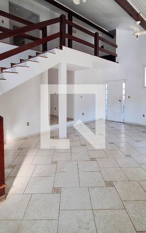 Casa à venda com 264m², 3 quartos e 4 vagas Casa à venda com 264m², 3 quartos e 4 vagasSala