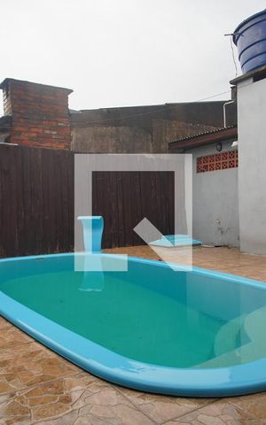 Casa à venda com 300m², 2 quartos e 3 vagas Casa à venda com 300m², 2 quartos e 3 vagasPiscina