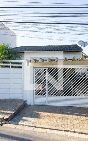 Casa à venda com 250m², 3 quartos e 2 vagas Casa à venda com 250m², 3 quartos e 2 vagasFachada da Casa