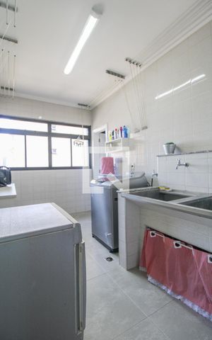 Apartamento à venda com 213m², 3 quartos e 2 vagas Apartamento à venda com 213m², 3 quartos e 2 vagasÁrea de Serviço