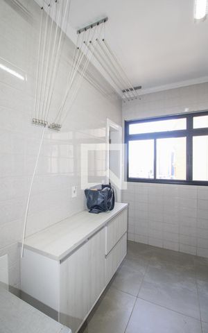 Apartamento à venda com 213m², 3 quartos e 2 vagas Apartamento à venda com 213m², 3 quartos e 2 vagasÁrea de Serviço