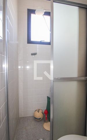 Apartamento à venda com 213m², 3 quartos e 2 vagas Apartamento à venda com 213m², 3 quartos e 2 vagasBanheiro de Serviço