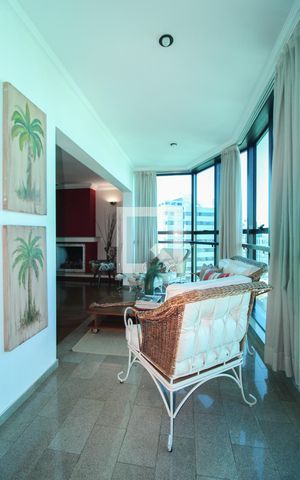 Apartamento à venda com 213m², 3 quartos e 2 vagas Apartamento à venda com 213m², 3 quartos e 2 vagasVaranda