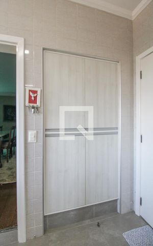 Apartamento à venda com 213m², 3 quartos e 2 vagas Apartamento à venda com 213m², 3 quartos e 2 vagasBanheiro de Serviço